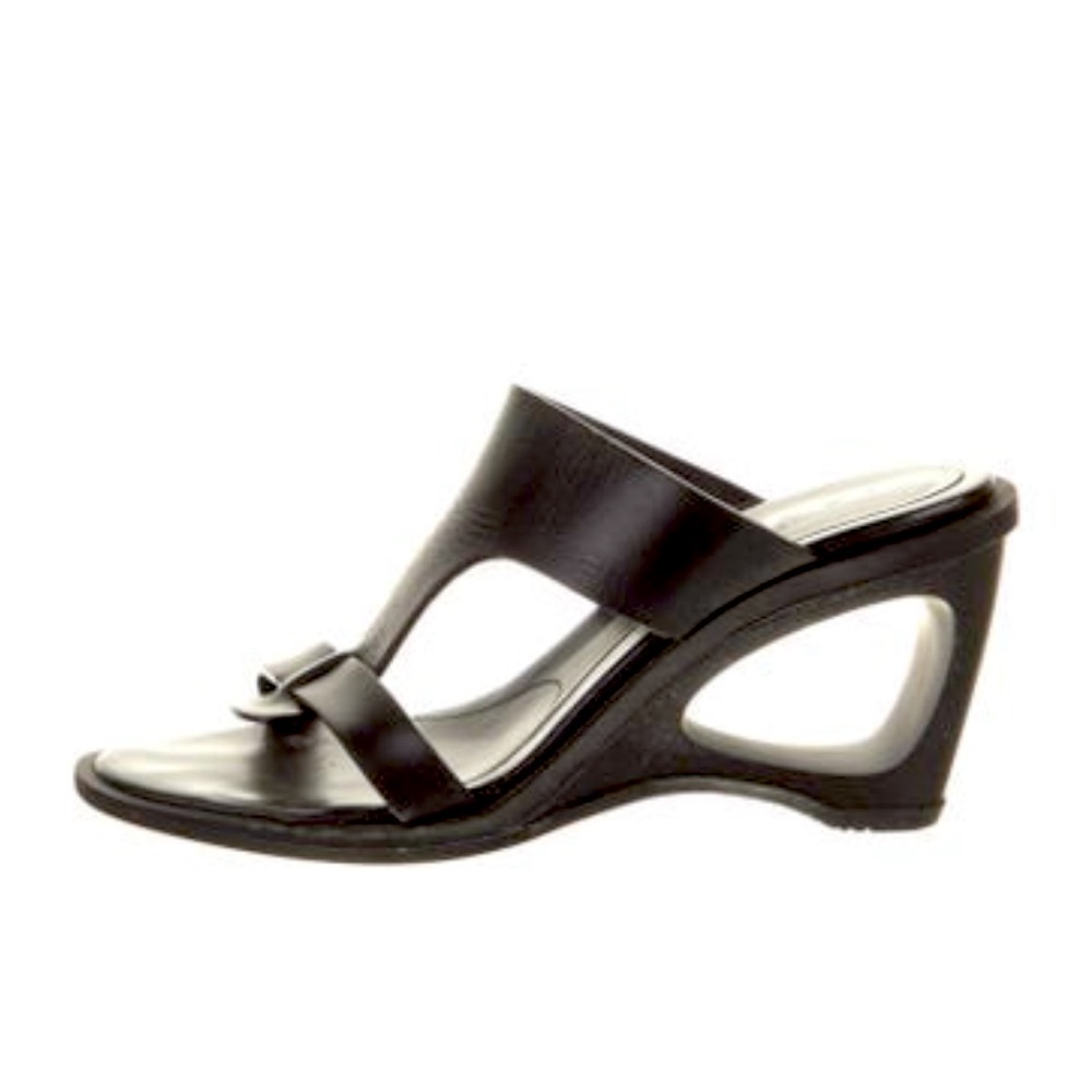 Hogan Brand ( by Tod’s) Leather Slides
•   Black
•   Includes Box